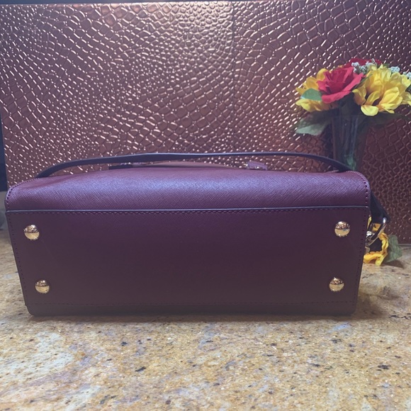 Michael Kors: E-1407 Large Hamilton Merlot & Gold - Picture 3 of 8